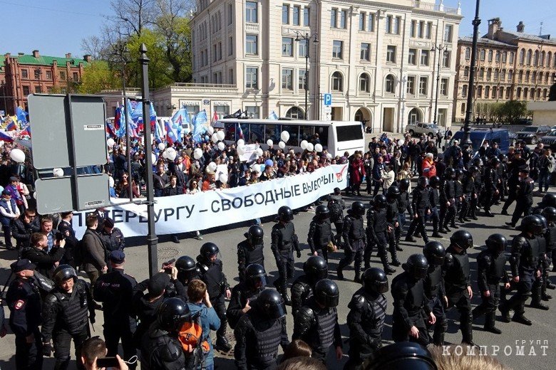 Колонна митингующих с плакатами