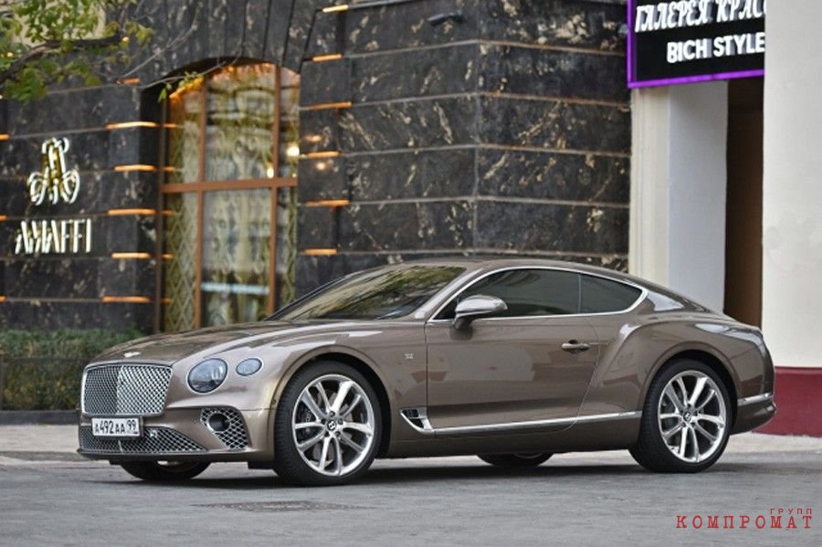 Автомобиль Bentley Марины Амаффи возле московского магазина