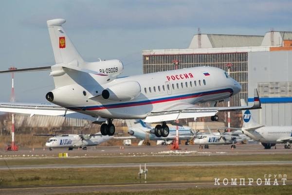 Предыдущий самолет модели Falcon 7X с бортовым номером RA-09009, находившийся на балансе Управделами президента РФ. Аэропорт Внуково (24.10.2014)